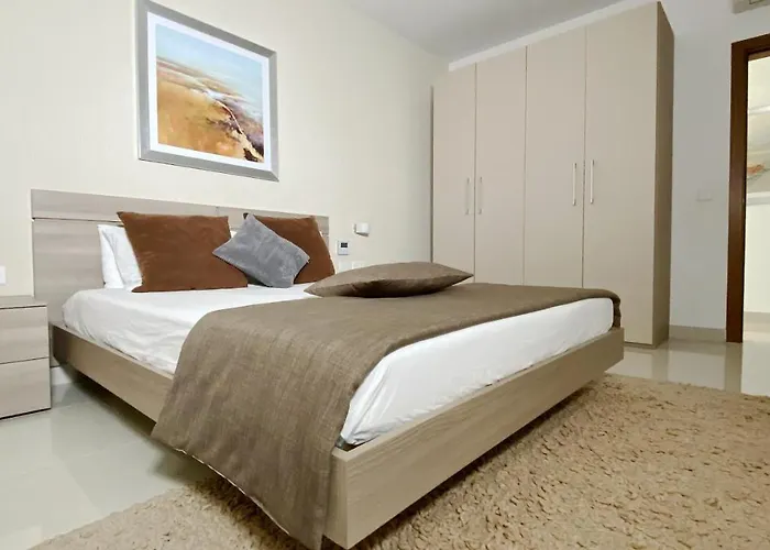 Quisisana Apartments - Cast Renting